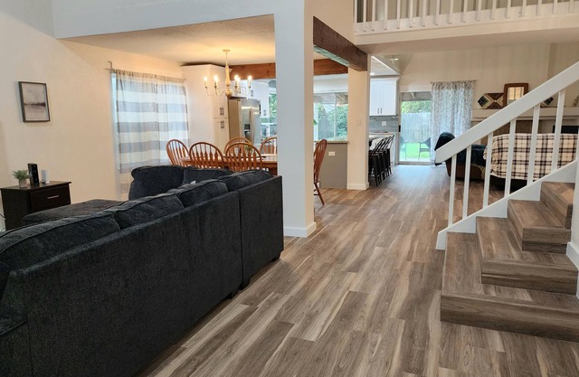 The Vintage Cozy Bungalow Tranquil 3-bedroom House in Tomball AC Near Everything