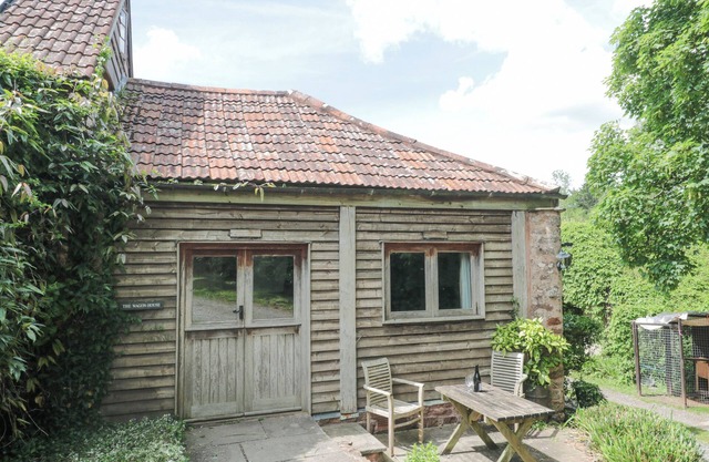 THE WAGON HOUSE, pet friendly, with a garden in Bicknoller