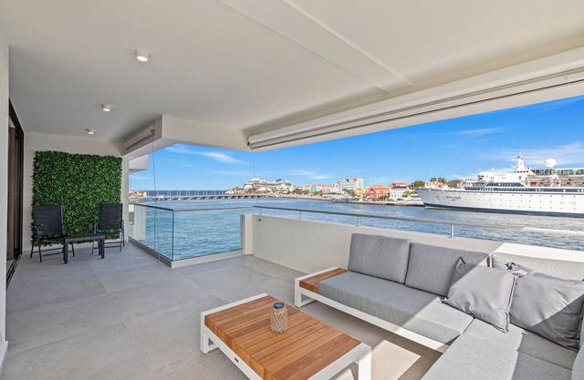 The Wharf 5D city apartment, overlooking Annabay, downtown Willemstad