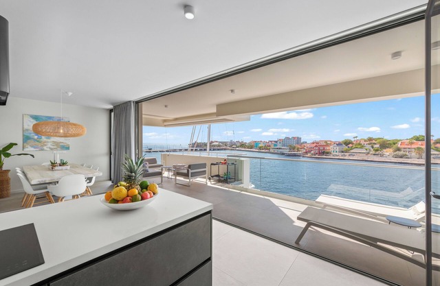 The Wharf 7E city apartment, overlooking Annabay, downtown Willemstad