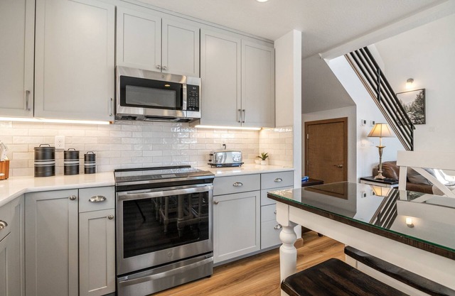 The Wheel House - 3+ Bedrooms with Loft, 2 Full Baths Parkside Bungalow