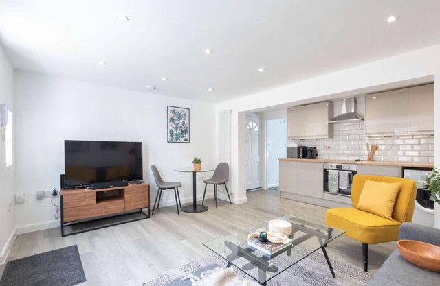 The White House Flat by Select SA