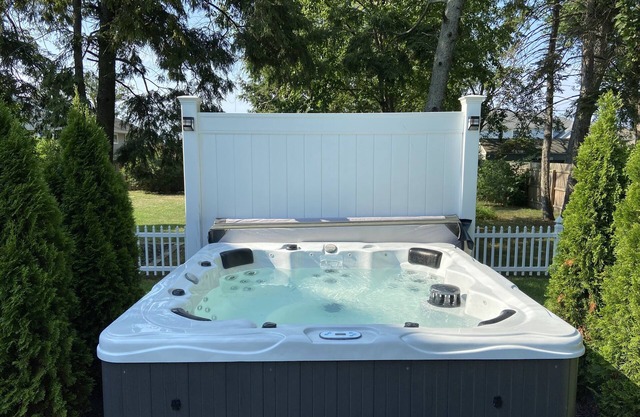 The White House - spacious 5 bedroom, with hot tub - blocks from everything!