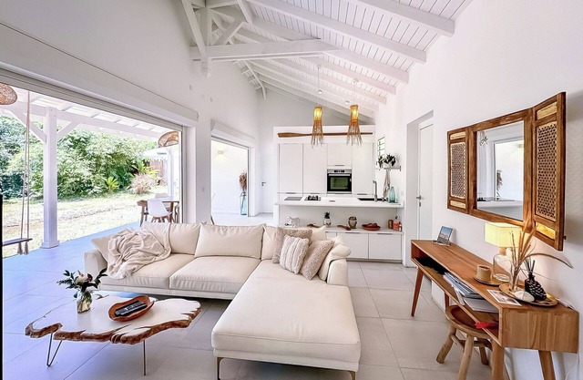 The White Palm - Tropical Cottage
