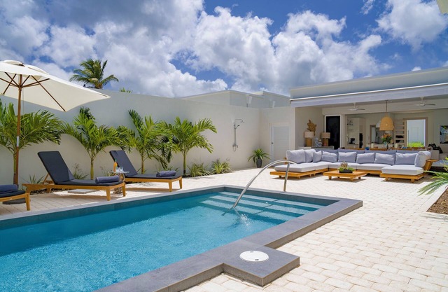 The Whitehouse on Mango Drive, a stylish luxury 4 bedroom villa in Porters Place