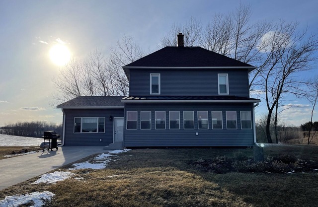 The Windmill Retreat - Large country home with big yard