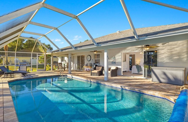 The Windy Palm: Tropical Oasis w 2 Kings/2 Single