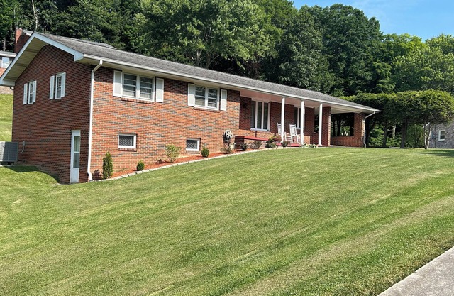 The Wise Owl, a charming 3-bedroom home in Wise with WiFi, AC