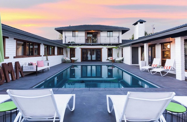 The Wolf & Horseshoe – Sonoma Designer Wine Country Farmstay. Pool & 4 Ensuites.