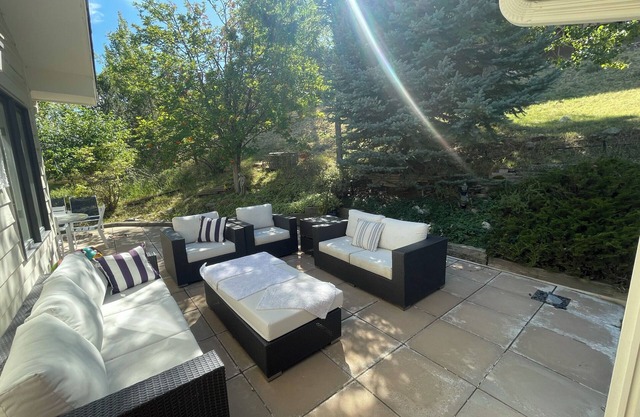The Wonderland Retreat- Open Space + Lake view. Close to town & trails. Pool.