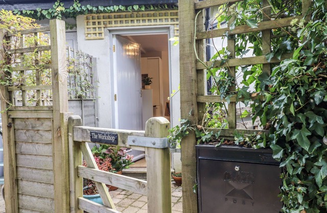 THE WORKSHOP, pet friendly, with hot tub in Mary Tavy