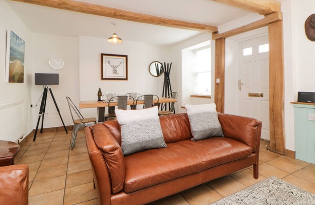 THE YELLOW HOUSE, 13 KING STREET, family friendly in Dawlish