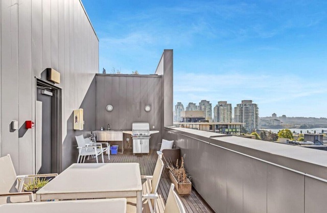 The Zen Loft: Shared Rooftop Bliss with City Views