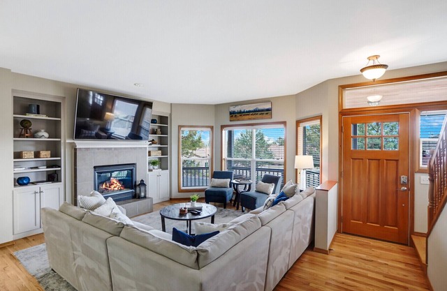 TheNest @Eagle Crest! Your gateway stop to R&R: Private Hot tub, deck & patios