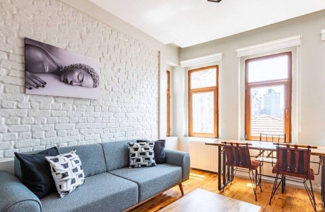 This apartment is a 1 bedroom(s), 1 bathrooms, located in Beyoğlu, İstanbul.
