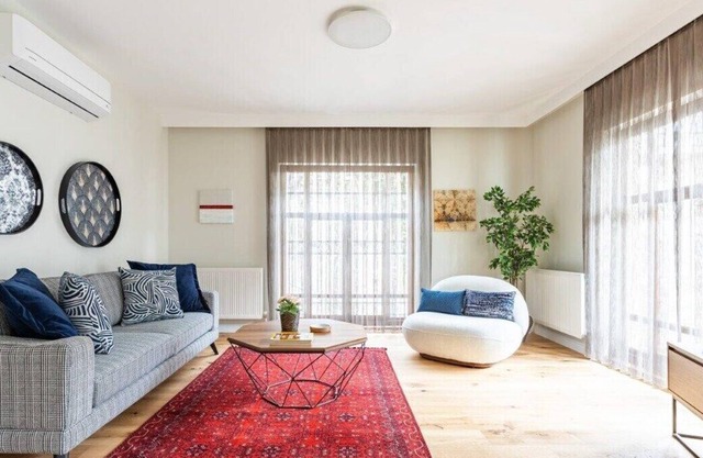 This apartment is a 2 bedroom(s), 2 bathrooms, located in Beyoğlu, İstanbul.
