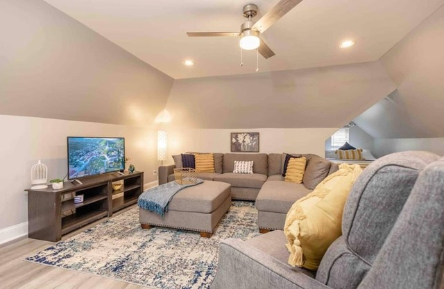 This apartment is a 0 bedroom(s), 1 bathrooms, located in Morgantown, WV.