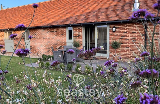 This barn is a 2 bedroom(s), 2 bathrooms, located in Kent, England.