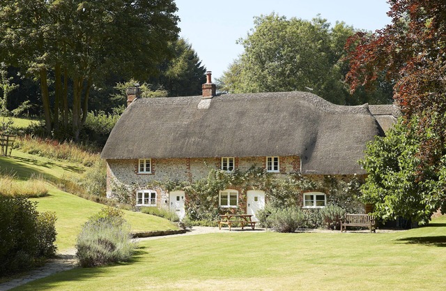 This beautiful 300-year-old detached thatched cottage nestled within the stunning Cranborne Chase.
