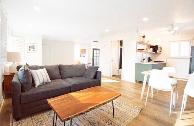 This guest house is a 0 bedroom(s), 1 bathrooms, located in Wheat Ridge, CO.