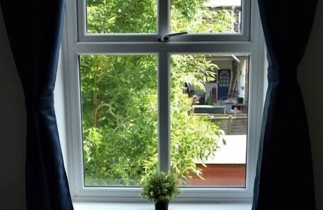 This house is a 3 bedroom(s), 1 bathrooms, located in Glossop, Derbyshire.