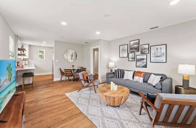 This house is a 3 bedroom(s), 2 bathrooms, located in Jacksonville, FL.