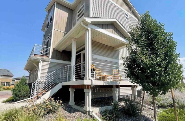 This house is a 4 bedroom(s), 3.5 bathrooms, located in Commerce City, CO.