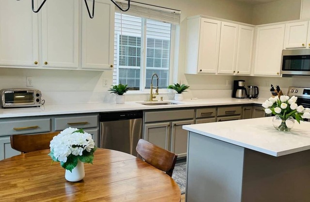 This house is a 5 bedroom(s), 3 bathrooms, located in Hillsboro, OR.