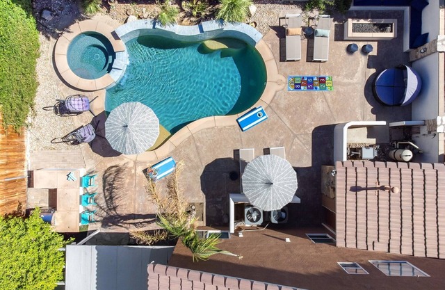 This house is a 6 bedroom(s), 3 bathrooms, located in Coachella, CA.