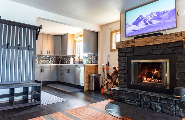 This is a Lakeside getaway at its best - summer, fall, winter or spring!nn