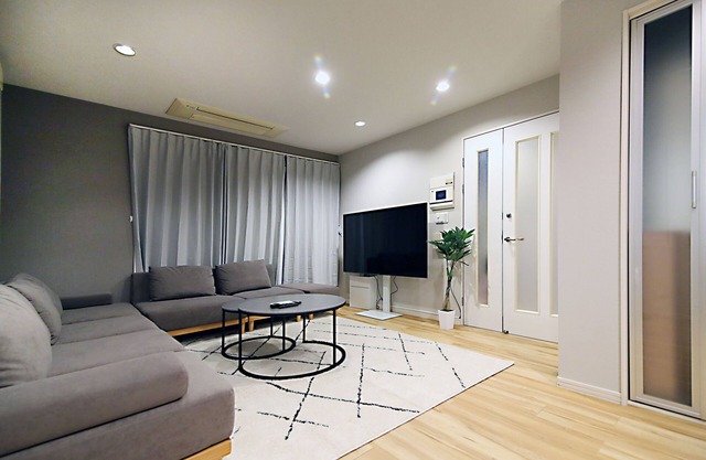 This luxury residence is located in Shin-Okubo, Shinjuku-ku. Accommodates up to 8 people. The home has a full set kitchen and spacious living room.