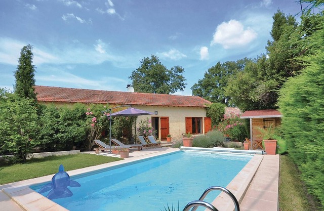 This magnificent villa in a very quiet and completely secluded location has a swimming pool and a pl