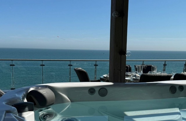 This penthouse is a 2 bedroom(s), 2 bathrooms, located in Ramsgate, England.