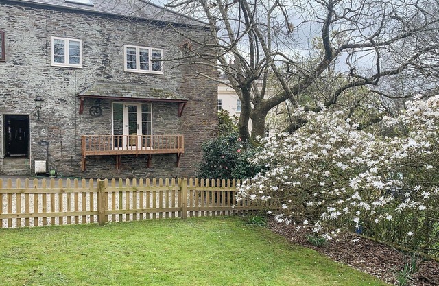 This pet-friendly, end-of-terrace cottage is ideal for family or friends holidaying together.