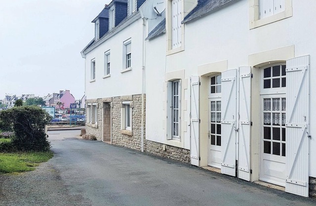 This pleasant vacation property 400 m from the beach and 11 km from Pont-l'Abbé is ideal for a famil