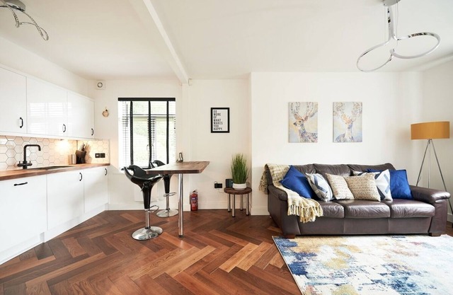 This serviced apartment is a 2 bedroom(s), 1 bathrooms, located in Chorlton-cum-Hardy, England.