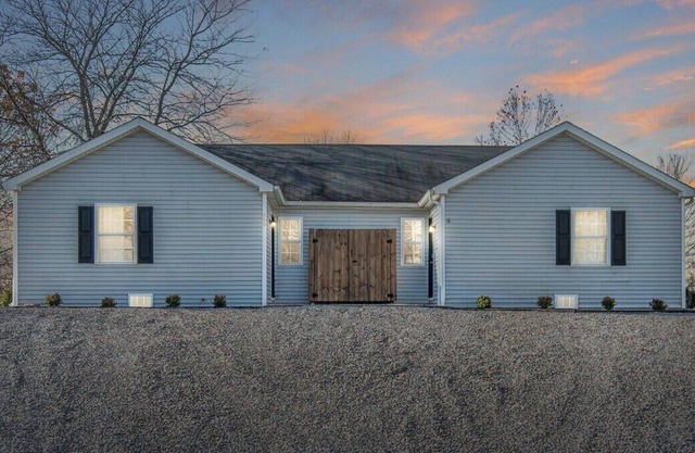 This serviced apartment is a 4 bedroom(s), 4 bathrooms, located in Harrodsburg, KY.