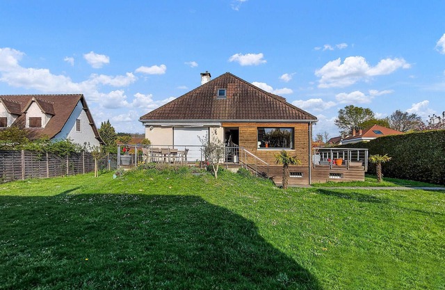 This spacious and family-friendly vacation home welcomes you in an ideal location in the middle of t