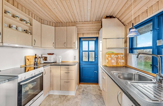 This thatched cottage is situated on a beautiful nature plot in Fjand.