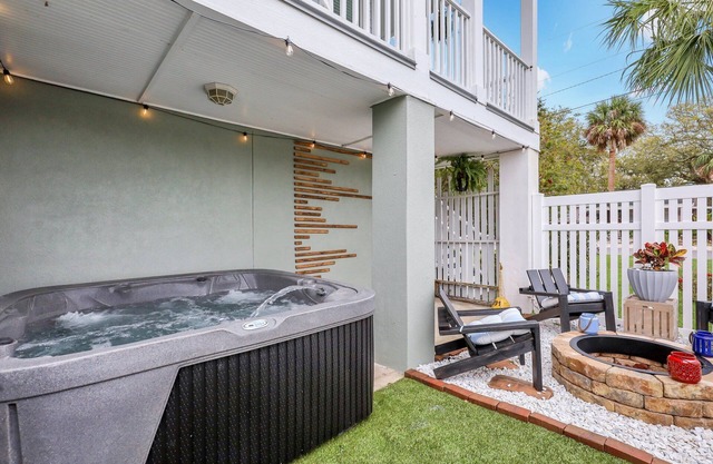 This townhouse is a 3 bedroom(s), 2.5 bathrooms, located in Tybee Island, GA.