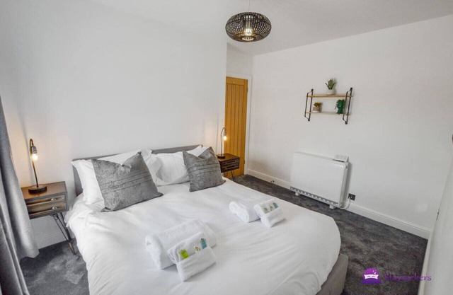 Thomas 1 bed Apt w/cathedral views - Stayseekers