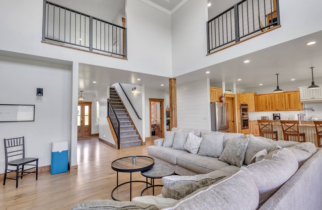 Three Bears Get Away (6-Bedroom Farmhouse) - Handicap accessible by RedAwning