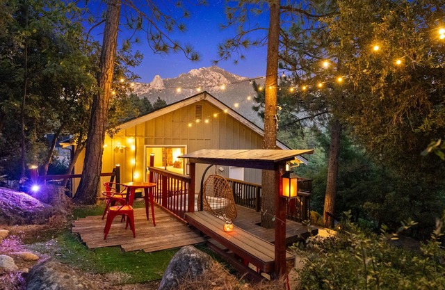 Three Gazing Stars: Spacious, Stunning Views, Walk-to-Town, A/C