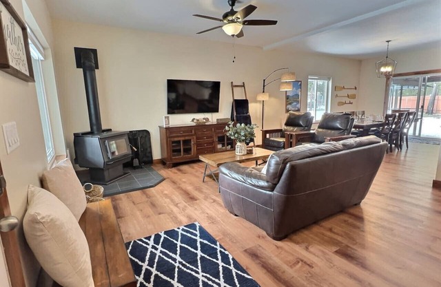 Three Rivers 5BR Hot Tub + Game Room Retreat