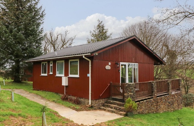 THREE SQUIRRELS - LODGE 14, pet friendly in Woolfardisworthy