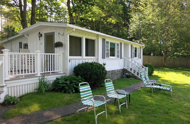 Thrush Cottage - Cozy 2BDR with Water Views -Original Spruce Point Inn Cottage!