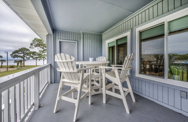 Tide Creek Bungalow, Panacea.Marina/Bay Views, 2 Balconies, Pool, No Boats