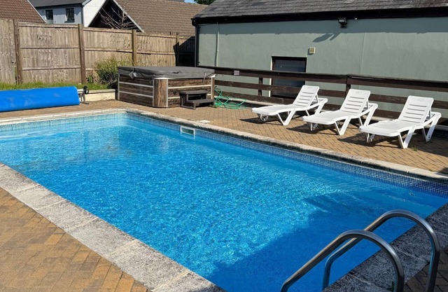 TIG BHAN, family friendly, with pool in Llanteg