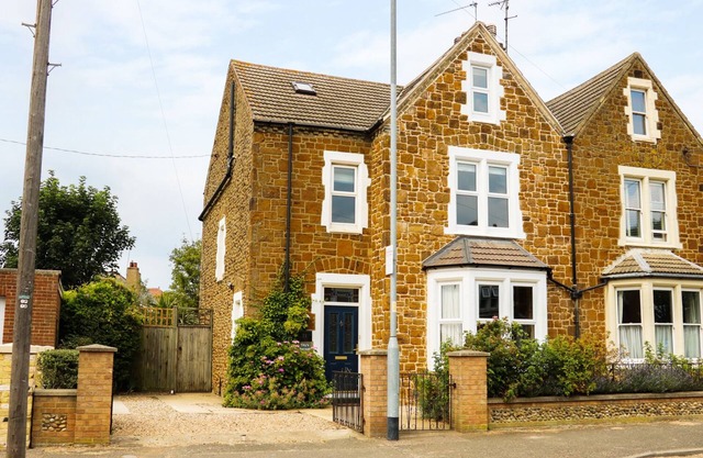 TILLY'S RETREAT, pet friendly, with open fire in Hunstanton