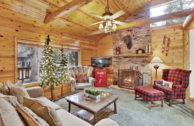 Timber Pines Chalet Retreat Cottage w/Hot Tub